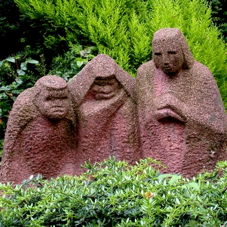 Rika Unger; Trialog | Die Ehrfürchtigen | Vor dem Haus Rika Unger; Trialog | Die Ehrfürchtigen | Vor dem Haus